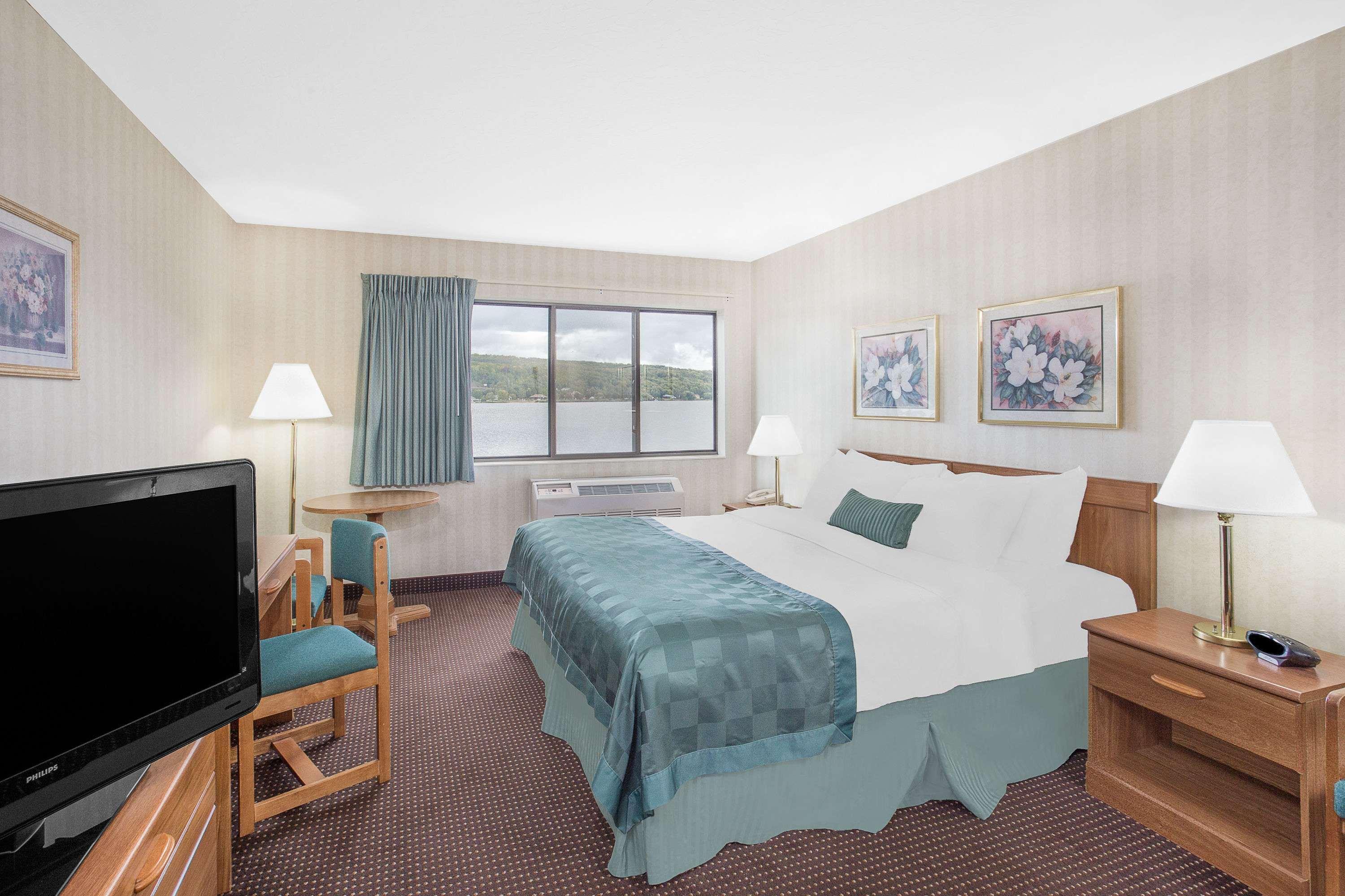 Ramada By Wyndham Hancock Waterfront Eksteriør billede