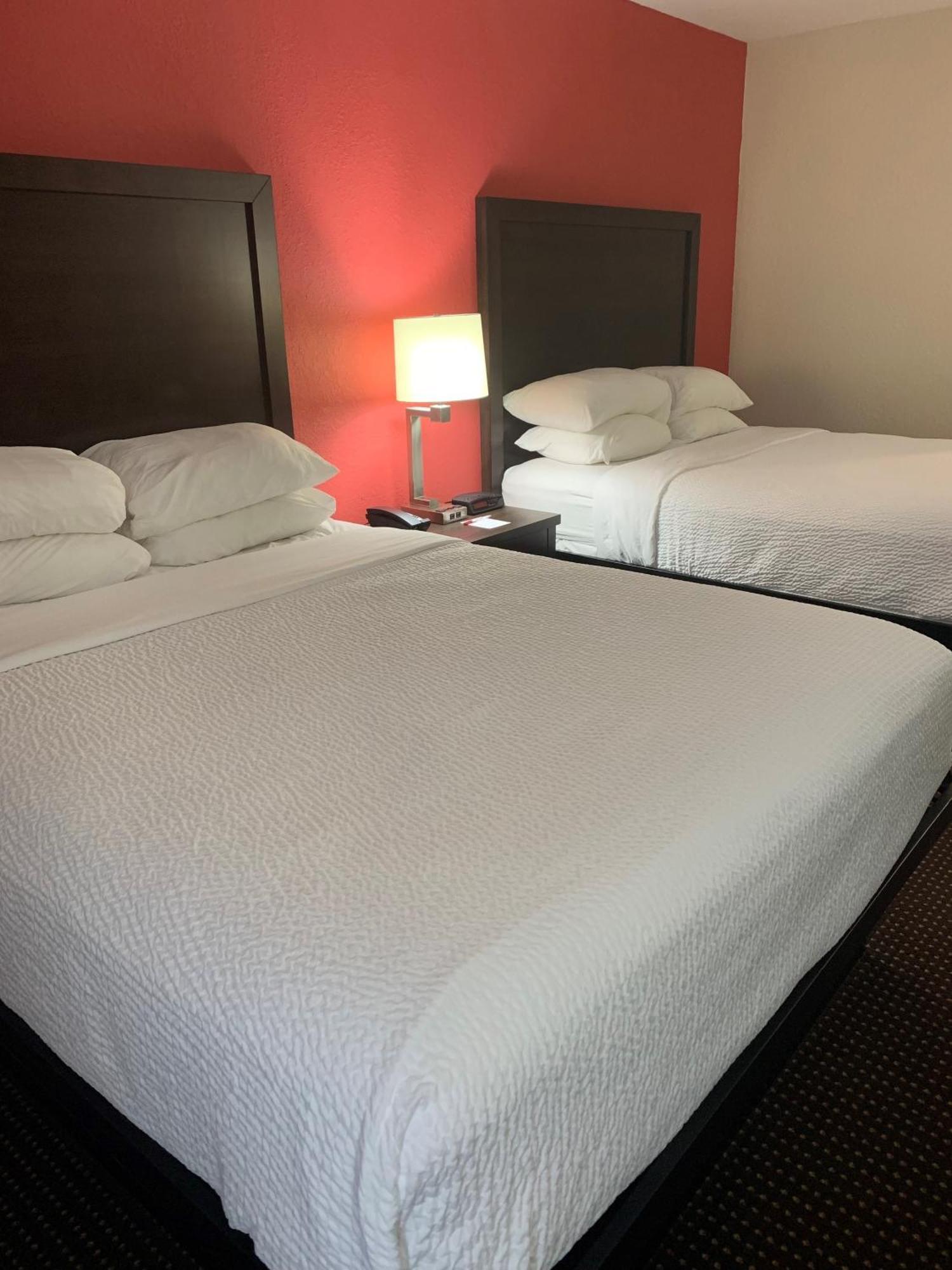 Ramada By Wyndham Hancock Waterfront Eksteriør billede