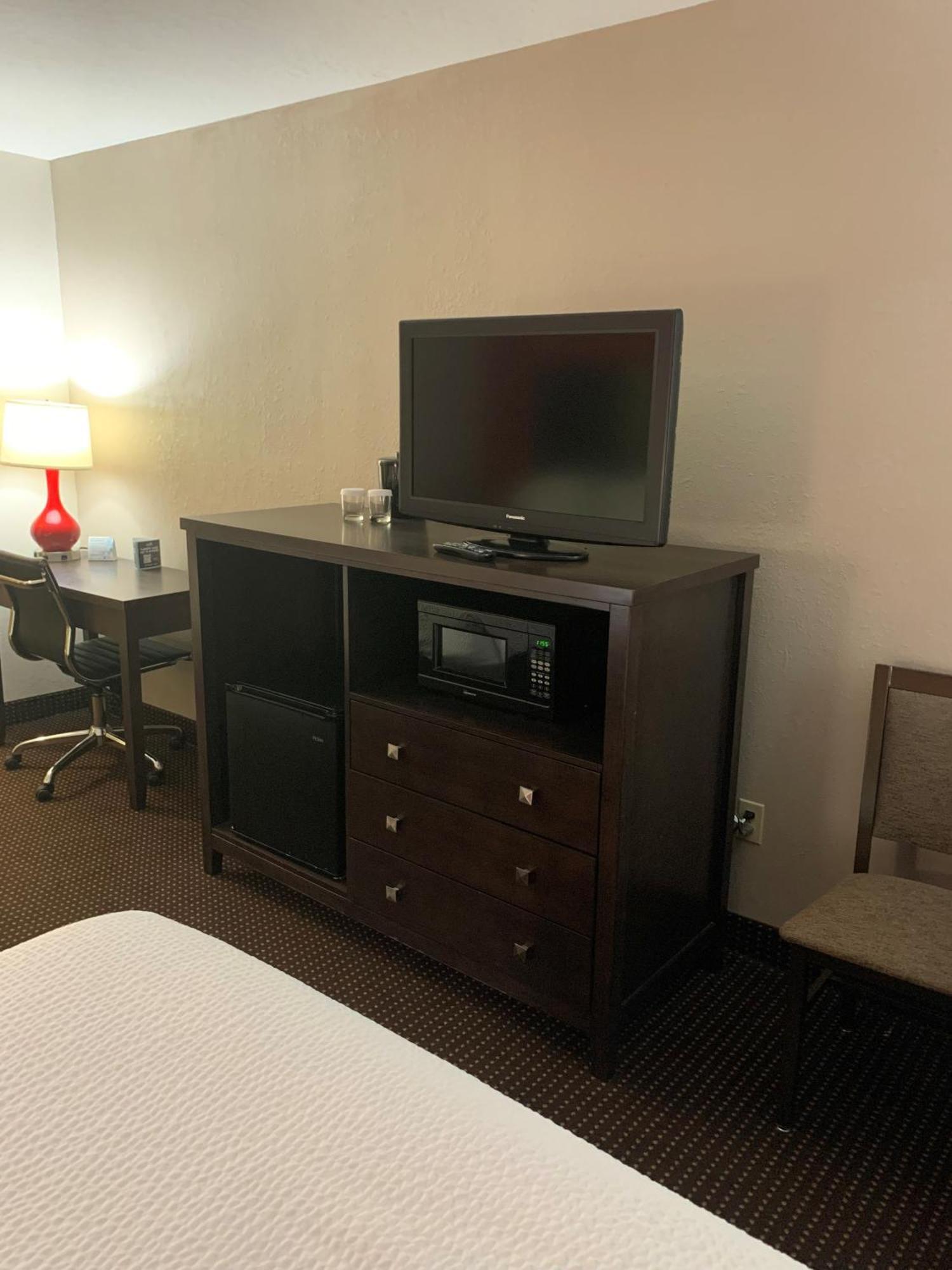 Ramada By Wyndham Hancock Waterfront Eksteriør billede