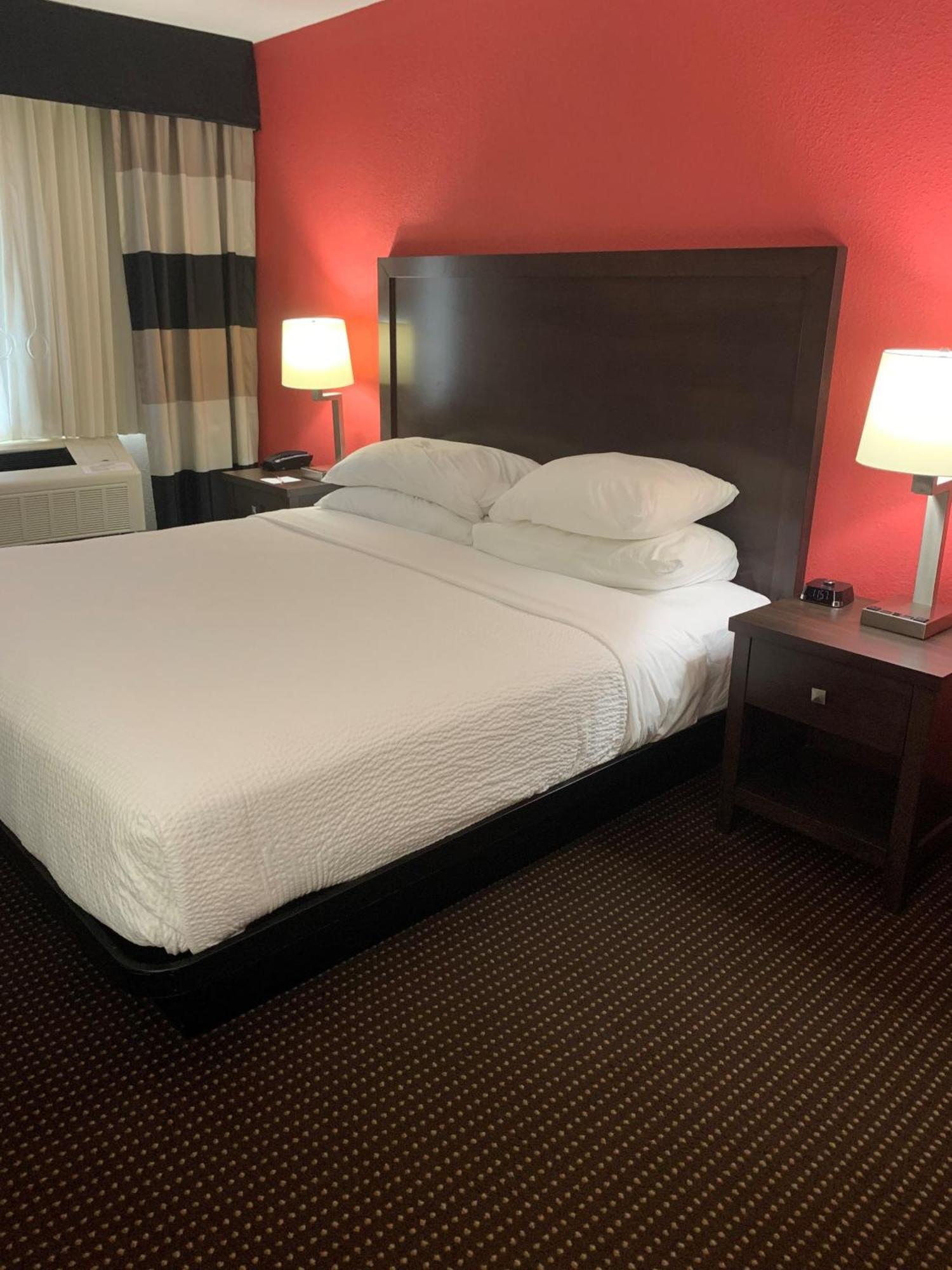 Ramada By Wyndham Hancock Waterfront Eksteriør billede
